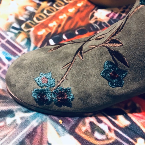 Crown Vintage Gray Embroidered Ankle Booties! - Picture 11 of 14
